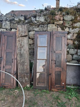 Ventana antigua con contraventanas de madera