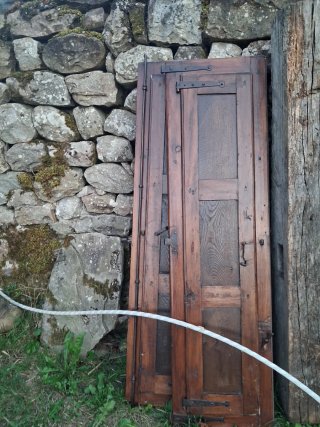 Ventana antigua con contraventanas de madera