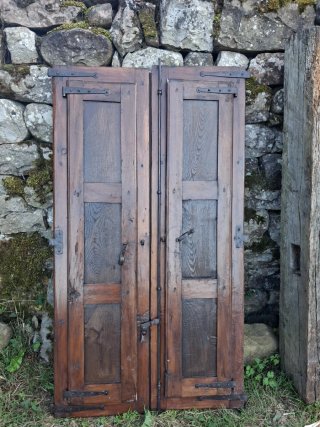 Ventana antigua con contraventanas de madera