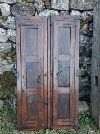Ventana antigua con contraventanas de madera