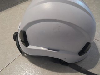 Casco de seguridad blanco con barbuquejo