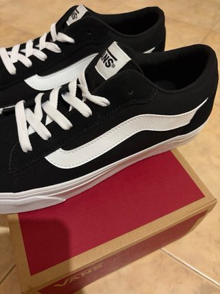 Scarpe Vans nere e bianche