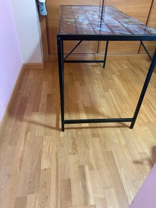 Escritorio de cristal con diseño.