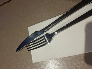 Cuchillo de metal plateado