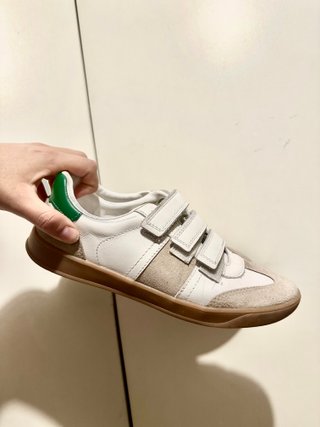 Zapatillas deportivas beige y blancas