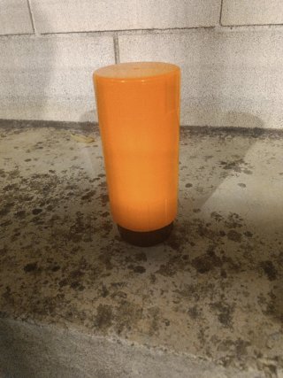 Bote de bolas naranja