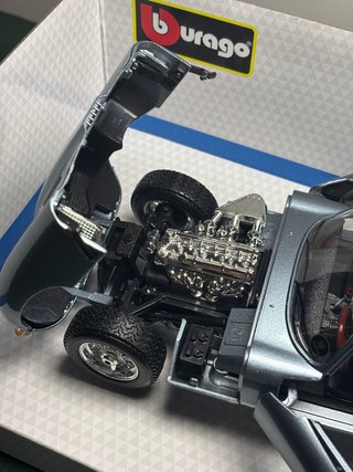 Bburago Jaguar E-Type Coupé 1:18 Grigio met.