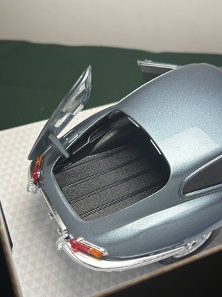 Bburago Jaguar E-Type Coupé 1:18 Grigio met.