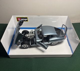 Bburago Jaguar E-Type Coupé 1:18 Grigio met.