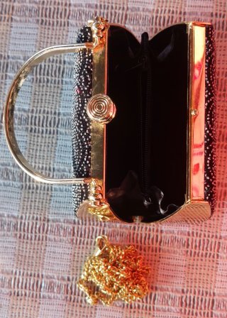 Bolso fiesta negro con detalles dorados
