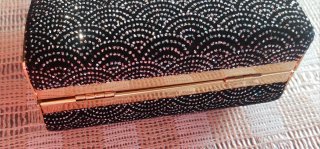 Bolso fiesta negro con detalles dorados