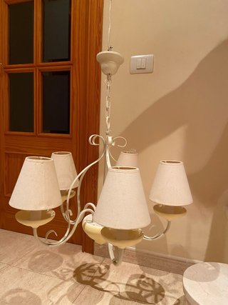 Lámpara infantil con adornos amarillos