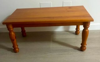 Mesita de salón de madera
