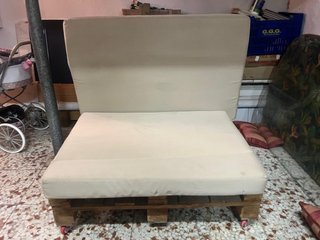 Sofá de palets para exterior con ruedas y cojines