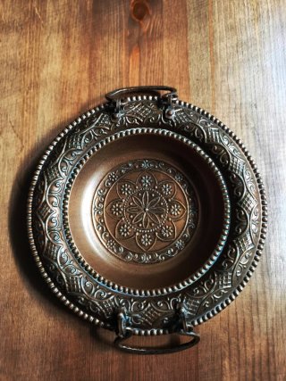 Adorno de cobre con asas