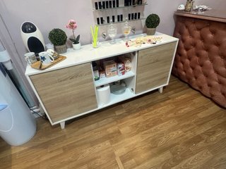 Mesa , sillas, sillones de pedicura y recepción