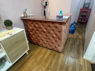 Mesa , sillas, sillones de pedicura y recepción