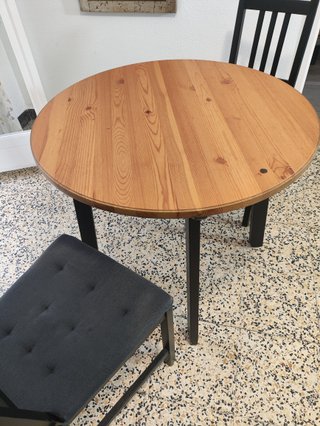 Mesa redonda y 2 sillas IKEA