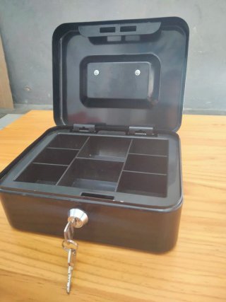 Caja de caudales metálica con llave