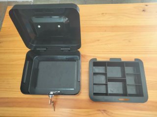 Caja de caudales metálica con llave