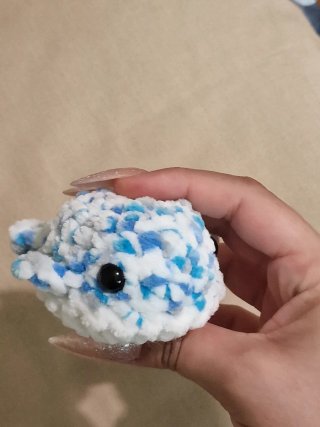 Peluche de ganchillo azul y blanco