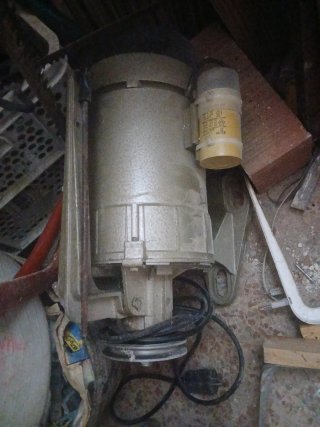 Motor para máquina de coser funcionando