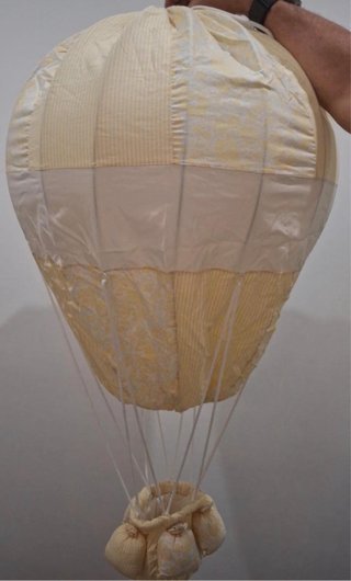 Lampadario mongolfiera tessuto e plastica