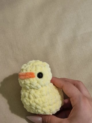 Peluche de pollito tejido a mano