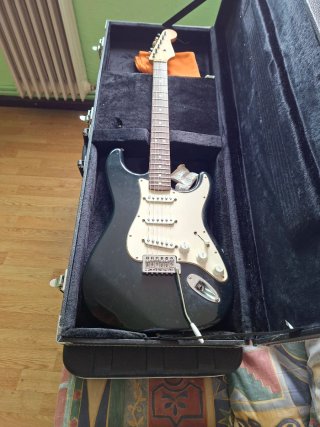 FENDER STRATOCASTER