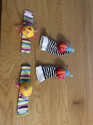 Juguetes para bebé: pulseras y calcetines