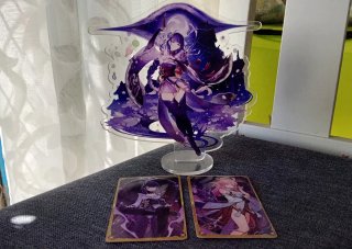 Genshin Impact figura y cartas de anime.