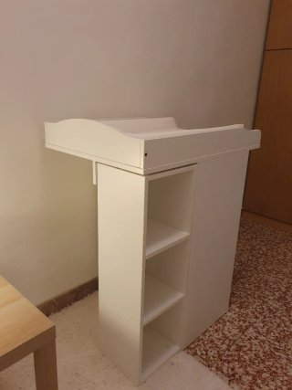 Cambiador Ikea Samagora y librería