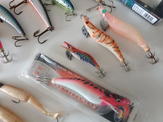 Señuelos de pesca variados
