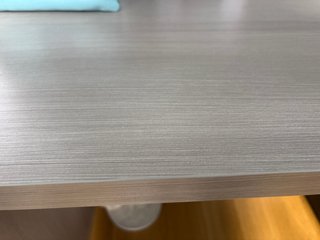 Escritorio de madera y metal