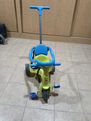 Triciclo infantil con manillar