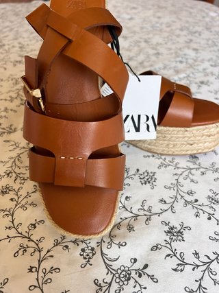 Sandalias Zara Piel Marrón Cuña Esparto