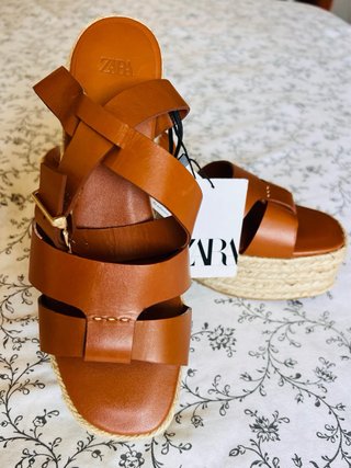 Sandalias Zara Piel Marrón Cuña Esparto