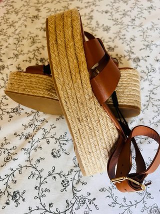 Sandalias Zara Piel Marrón Cuña Esparto