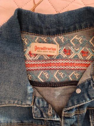 Chaqueta vaquera Stradivarius bordada