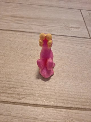 Muñeco dinosaurio rosa y amarillo