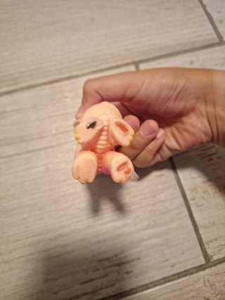 Muñeco dinosaurio rosa y amarillo