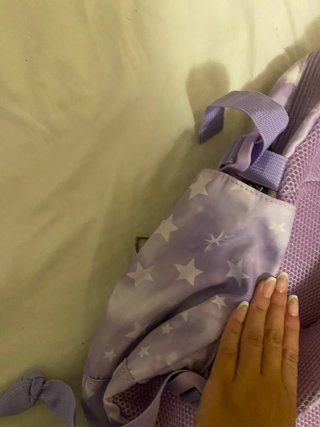 Mochila morada con estrellas