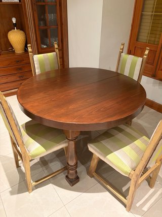 Mesa redonda de madera