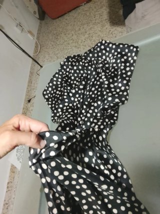 Vestido de lunares blanco y negro