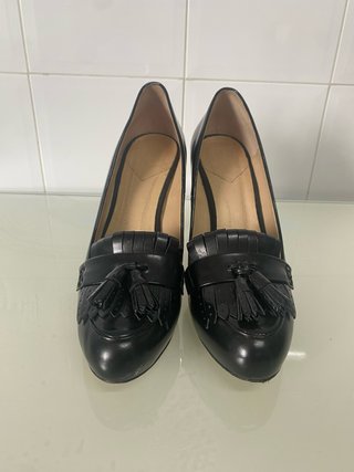 Zapatos de salón negros, estilo ejecutiva.