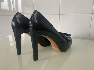 Zapatos de salón negros, estilo ejecutiva.