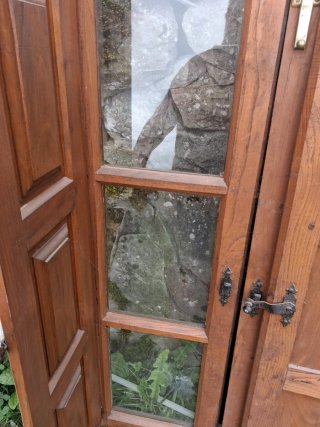 Ventana con contraventanas de madera