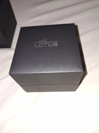 Reloj Lotus Negro y Amarillo