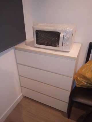 Cómoda blanca de madera