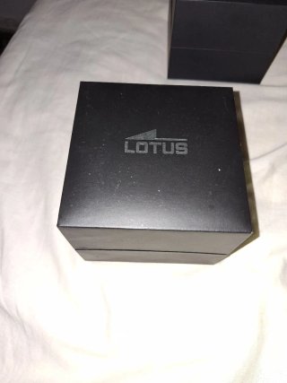 Reloj Lotus Plata y Rojo